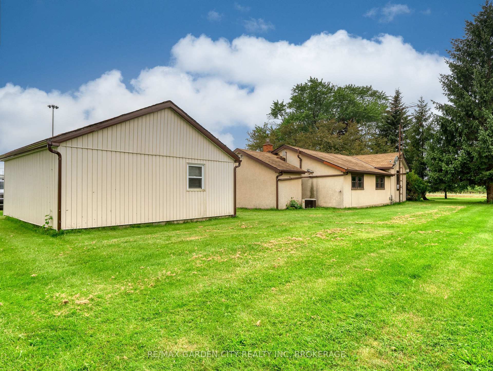 Photo 11 of 1408 Fifth Street, St. Catharines, Rural Port — HOMEH