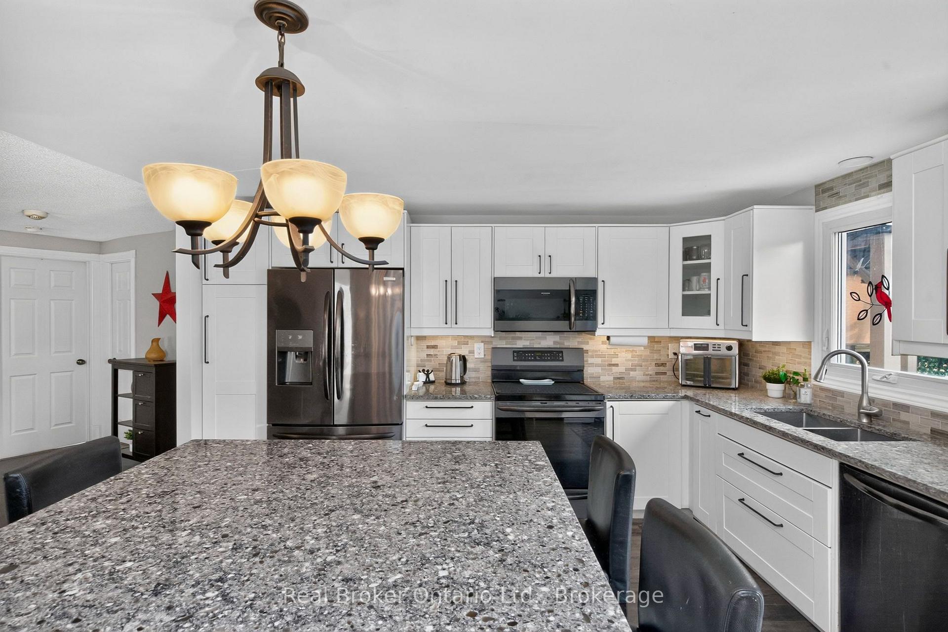 Photo 10 of 723 Algonquin Drive, Midland — HOMEH