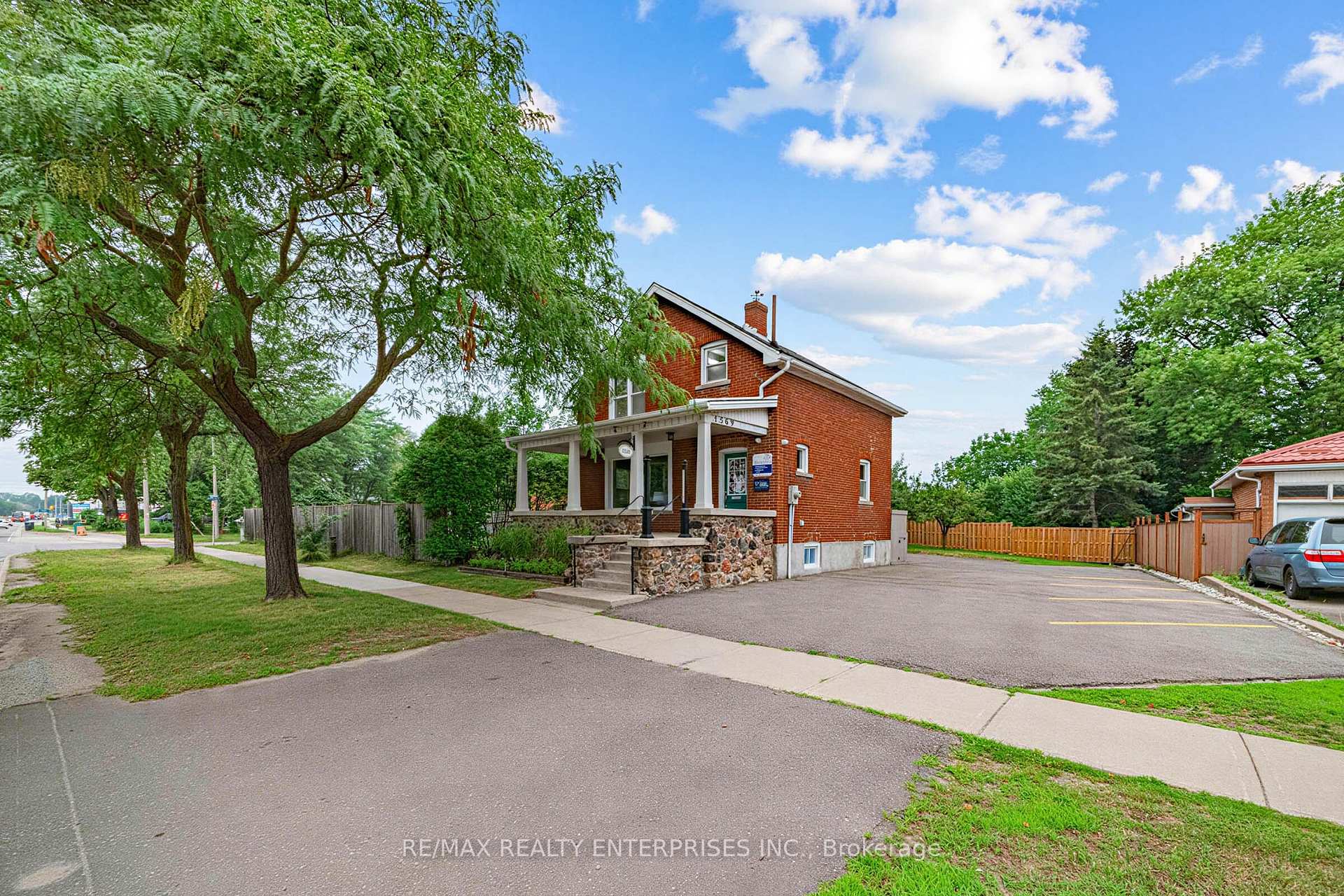Photo 2 of 3569 Cawthra Road, Mississauga, Applewood — HOMEH