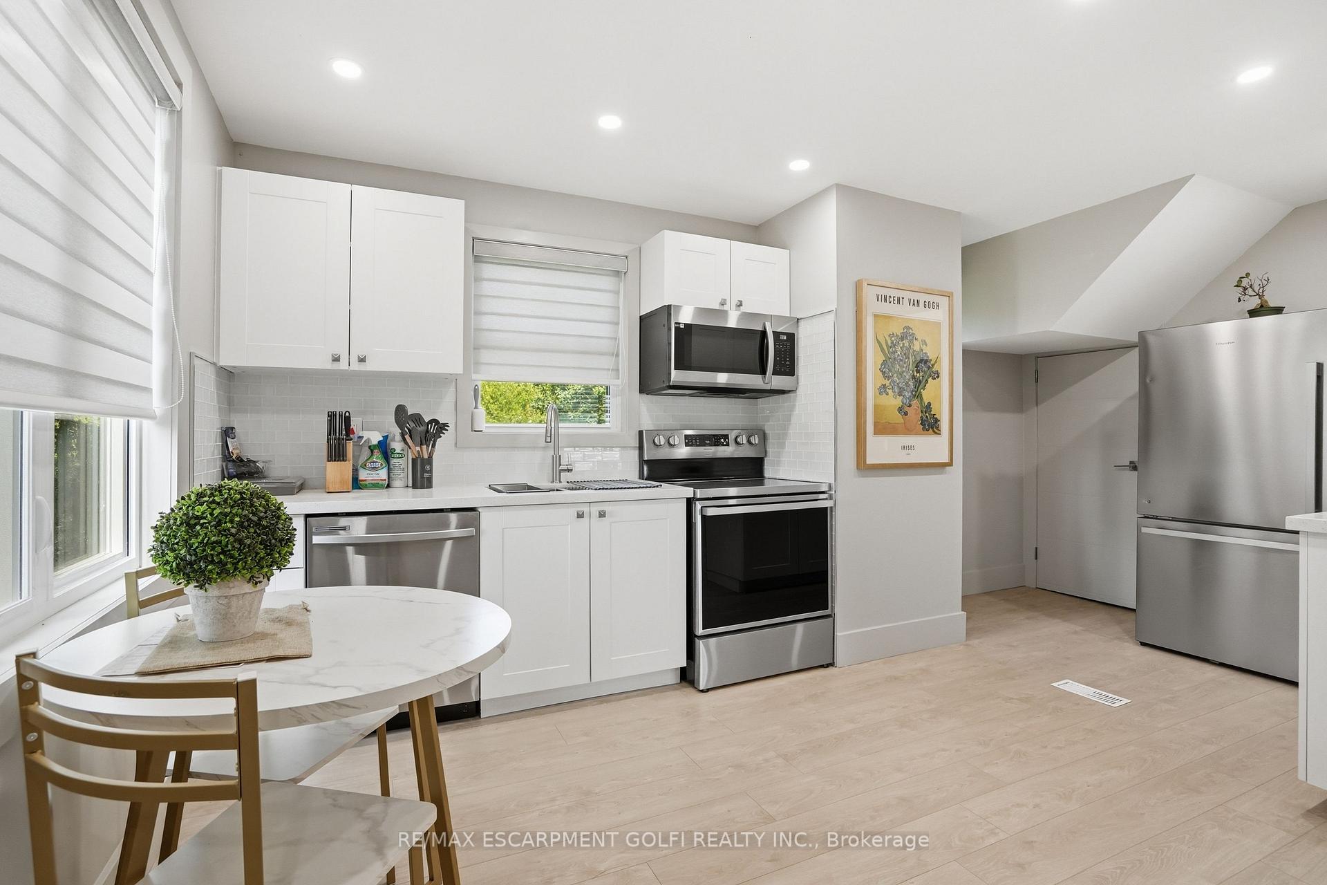 Photo 10 of 219 Ridge Road W, Grimsby, Grimsby Escarpment — HOMEH