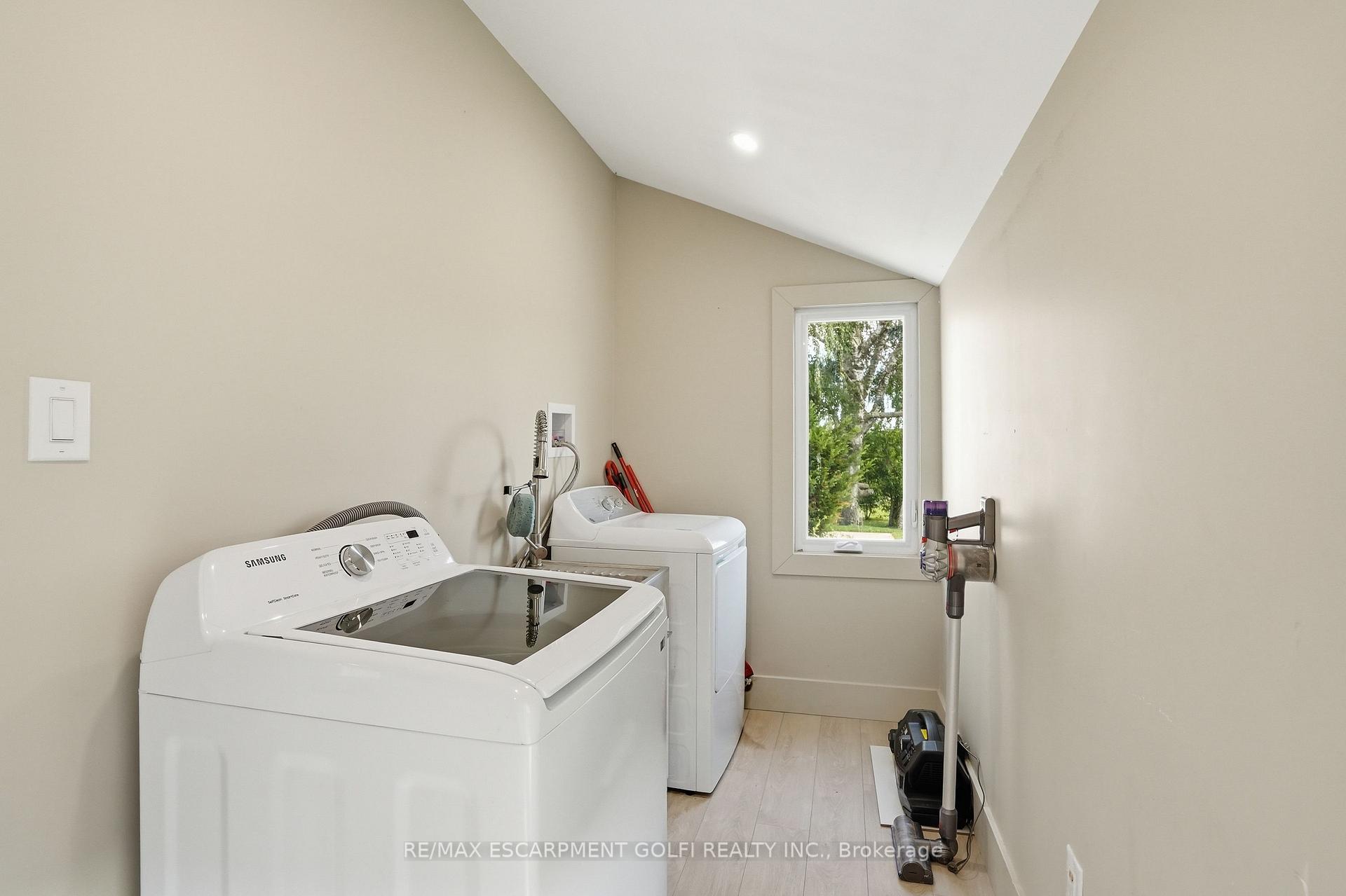 Photo 20 of 219 Ridge Road W, Grimsby, Grimsby Escarpment — HOMEH