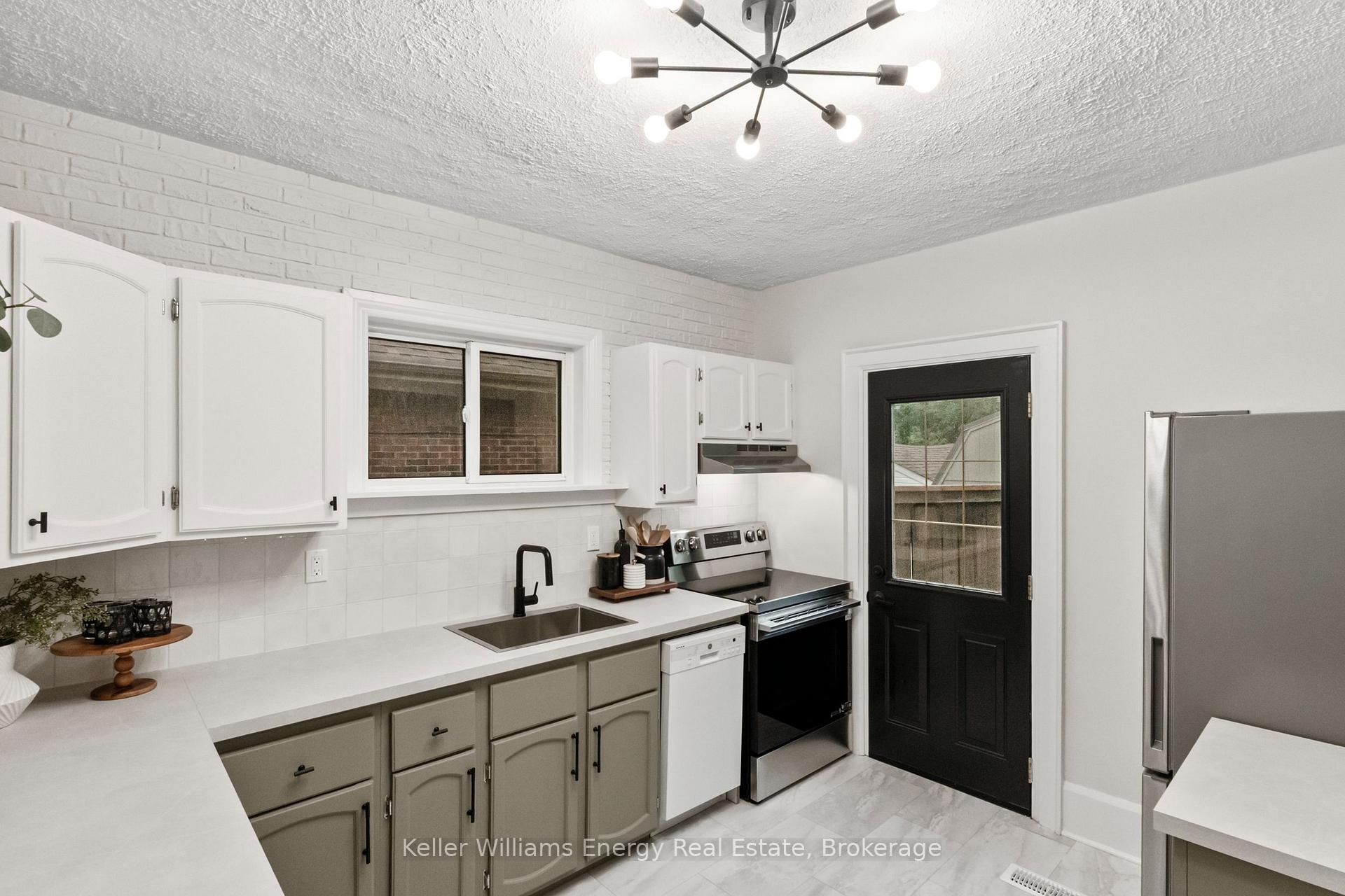 Photo 11 of 55 Arlington Avenue, Oshawa, O'Neill — HOMEH
