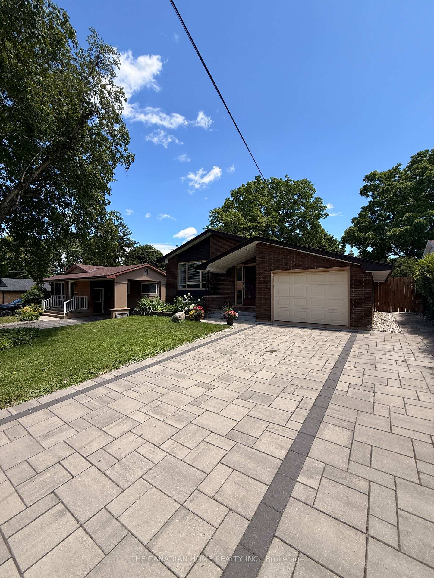 Front of Unit Lower, 31 Brenlyn Court