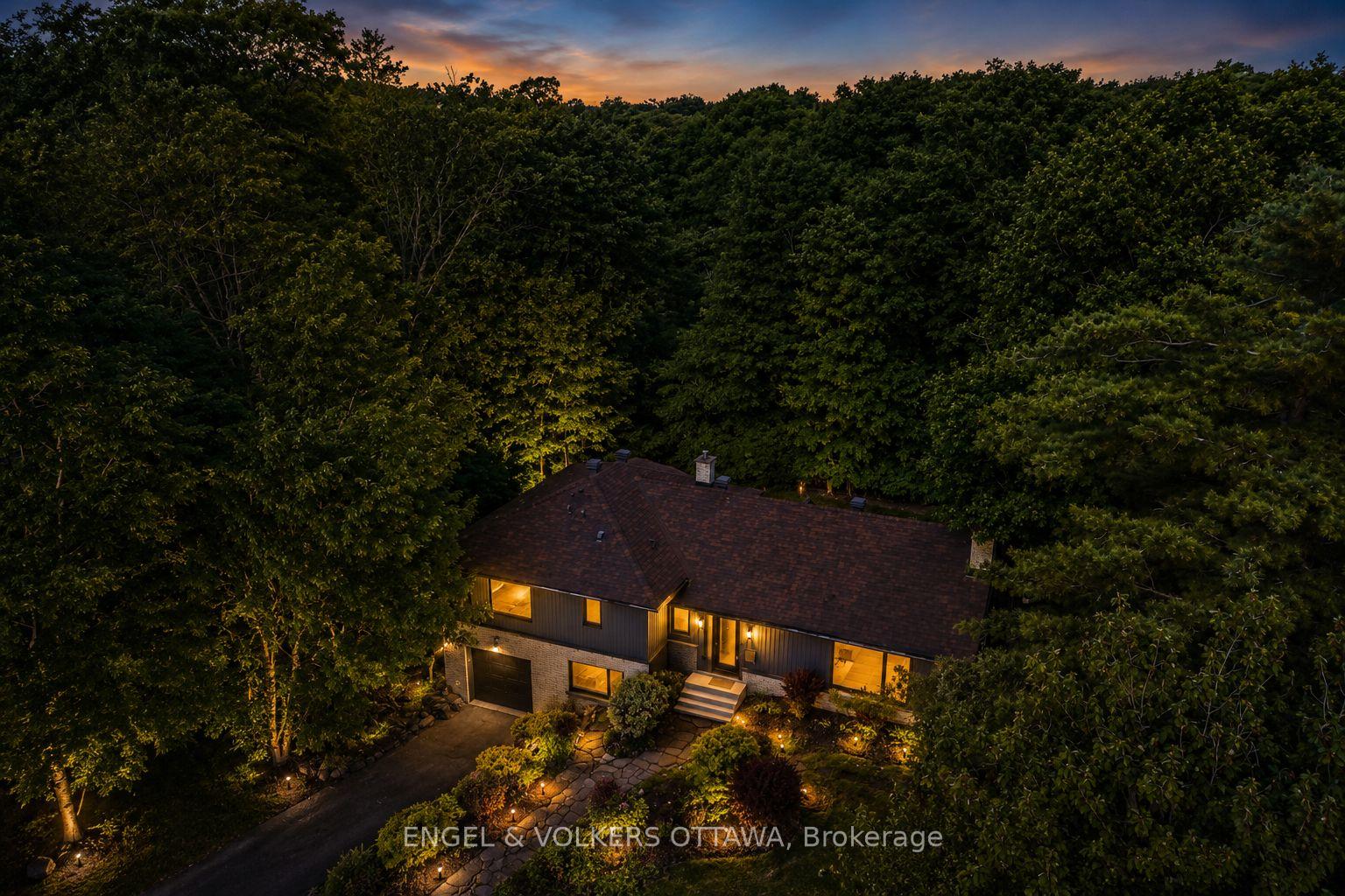 Photo 3 of 1 Amberly Place, Ottawa, Rothwell Heights — HOMEH