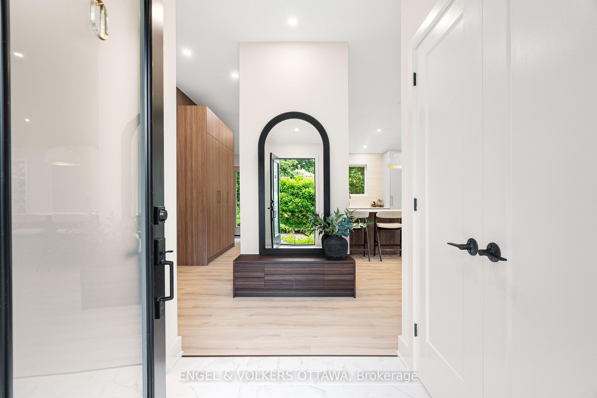Photo 4 of 1 Amberly Place, Ottawa, Rothwell Heights — HOMEH