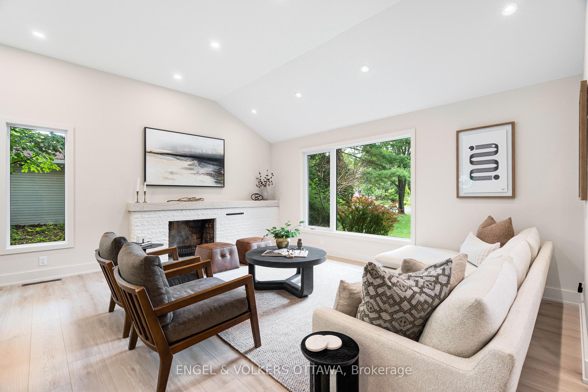 Photo 6 of 1 Amberly Place, Ottawa, Rothwell Heights — HOMEH