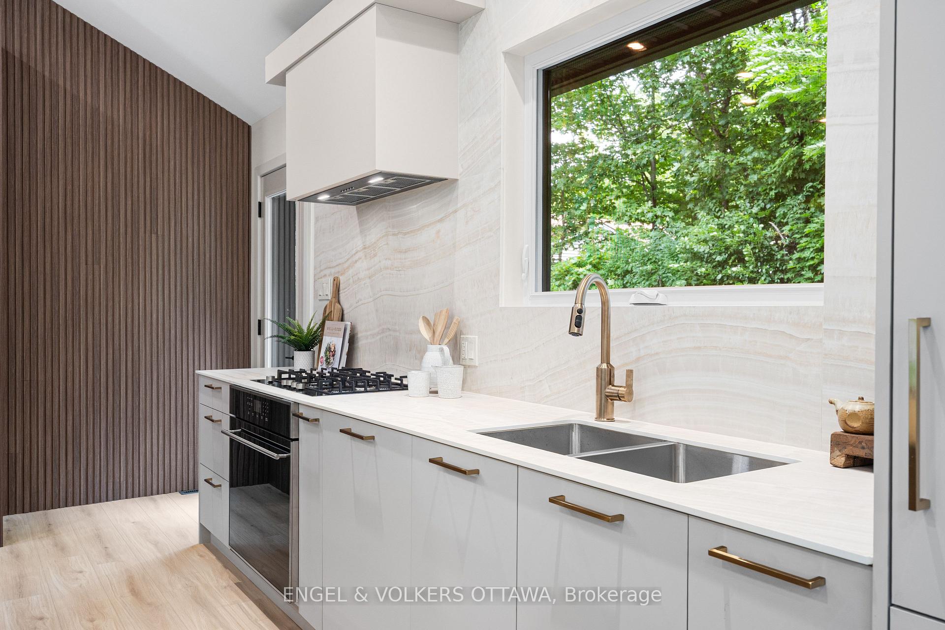 Photo 15 of 1 Amberly Place, Ottawa, Rothwell Heights — HOMEH