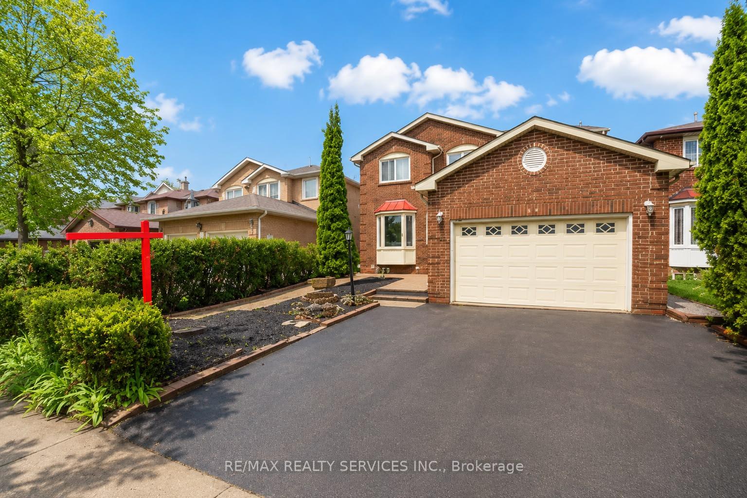 Photo 2 of 14 Conover Court, Brampton, Brampton South — HOMEH