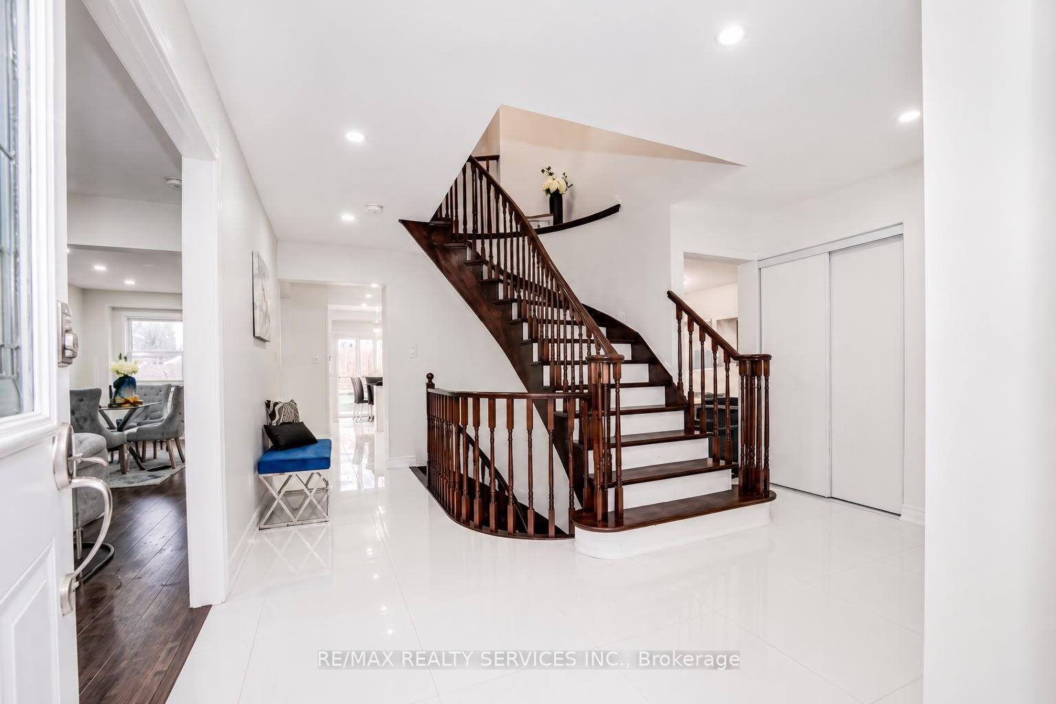 Photo 3 of 14 Conover Court, Brampton, Brampton South — HOMEH