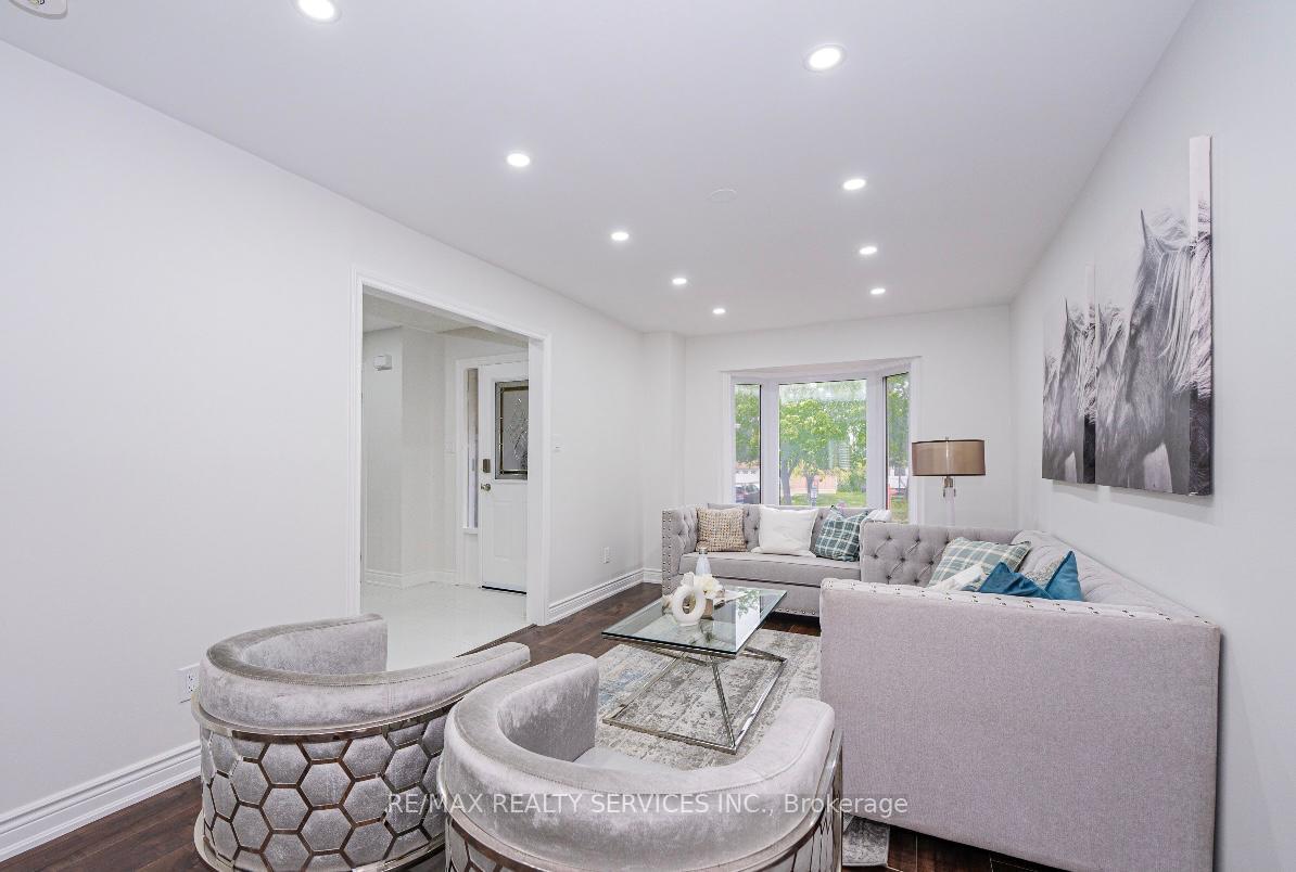 Photo 7 of 14 Conover Court, Brampton, Brampton South — HOMEH