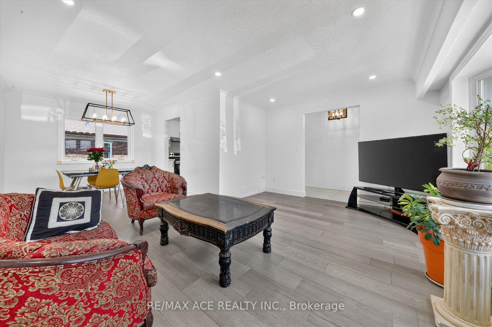 Photo 11 of 60 Chillery Avenue, Scarborough, Eglinton East — HOMEH