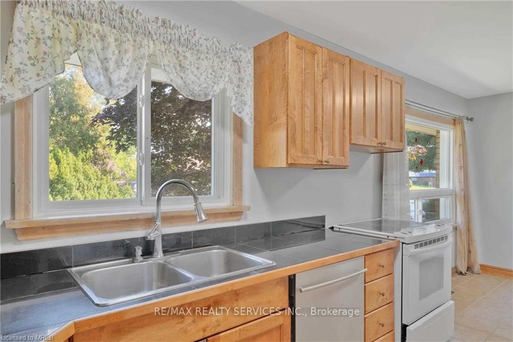 Photo 8 of 675 Inverness Avenue, Burlington, LaSalle — HOMEH