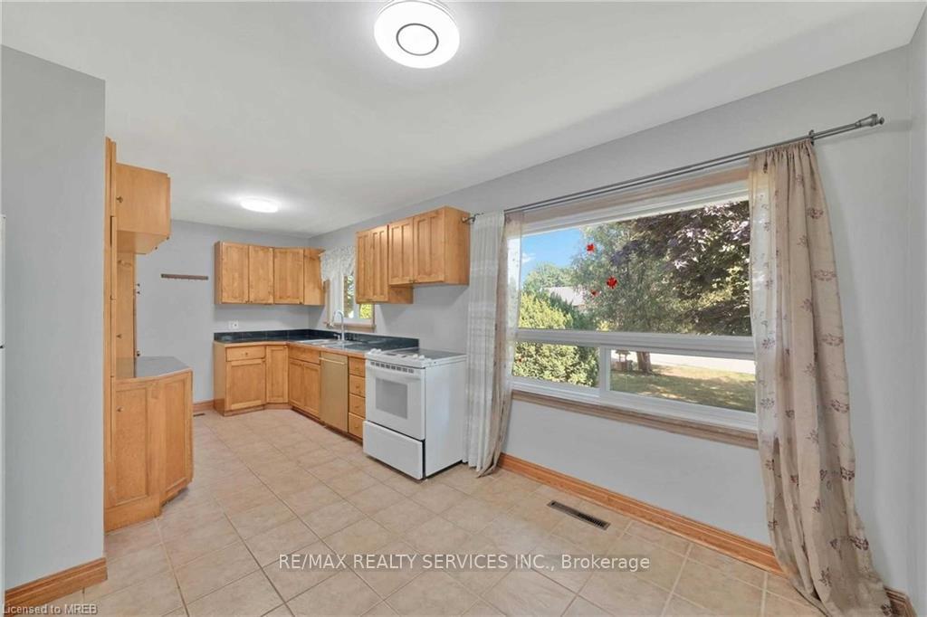 Photo 6 of 675 Inverness Avenue, Burlington, LaSalle — HOMEH