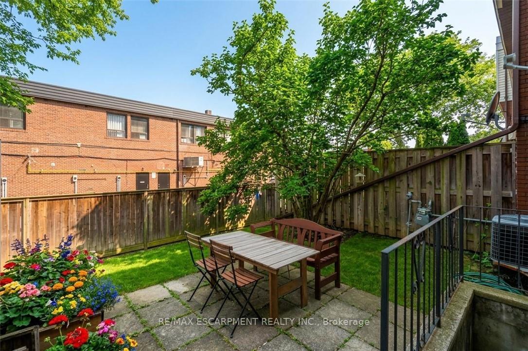Photo 2 of Unit 6, 23 Watsons Lane, Hamilton, Dundas — HOMEH