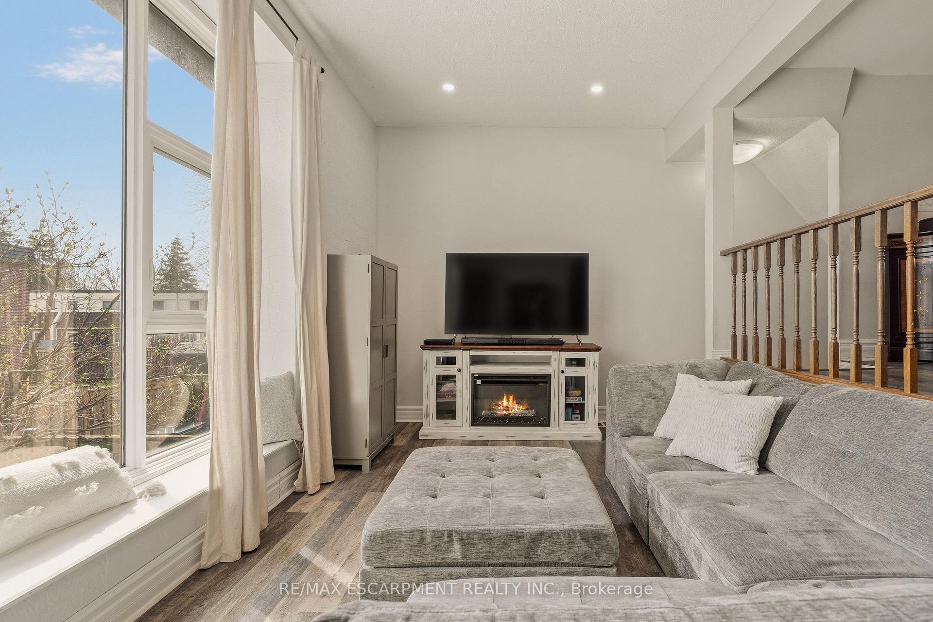 Photo 5 of Unit 6, 23 Watsons Lane, Hamilton, Dundas — HOMEH