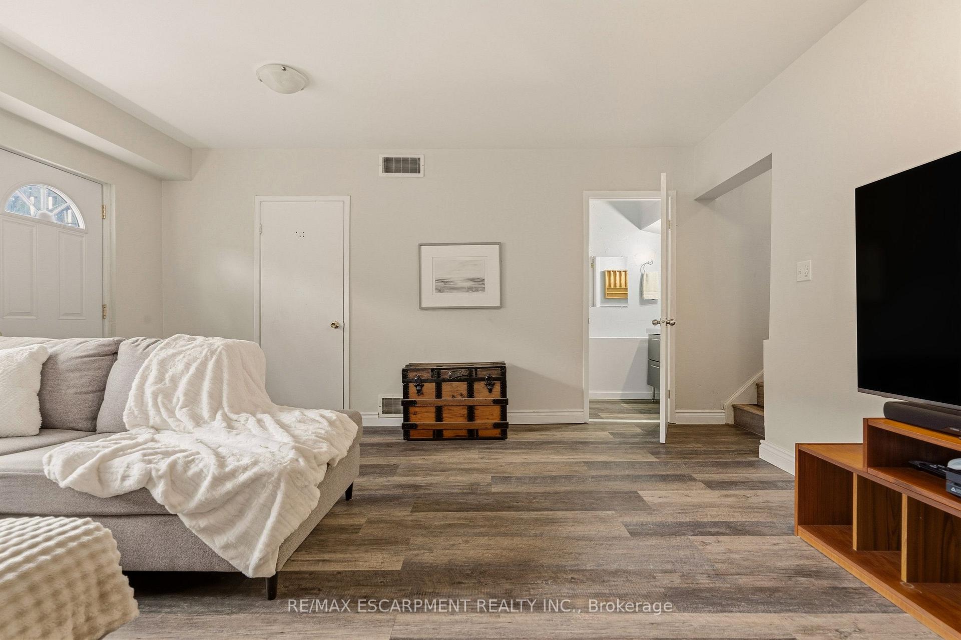 Photo 33 of Unit 6, 23 Watsons Lane, Hamilton, Dundas — HOMEH