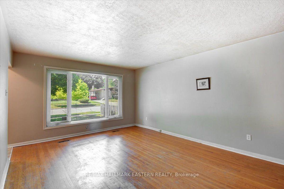 Photo 9 of 1194 Milburn Street, Peterborough, Northcrest Ward 5 — HOMEH