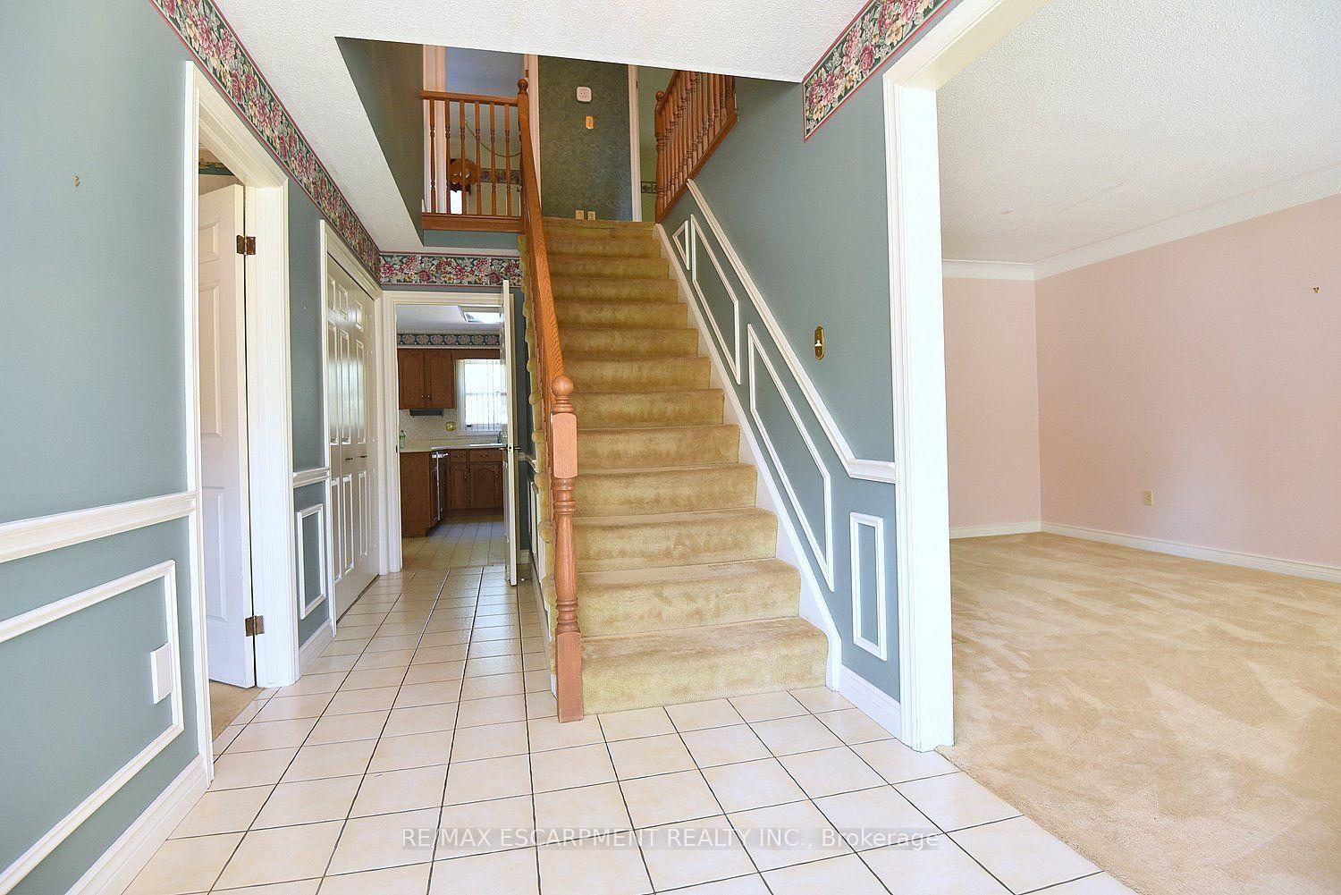Photo 4 of 275 Woodland Drive, Hamilton, Ancaster — HOMEH
