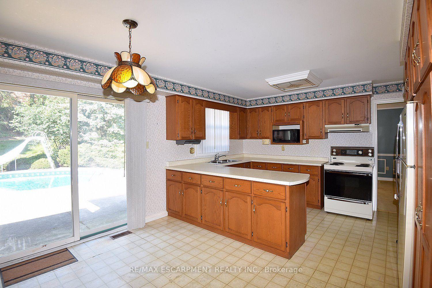 Photo 9 of 275 Woodland Drive, Hamilton, Ancaster — HOMEH
