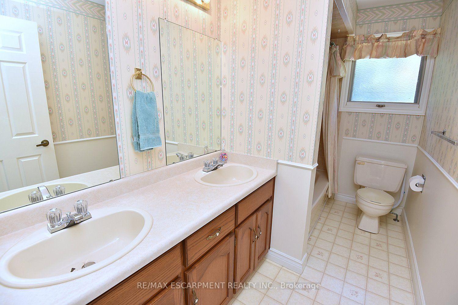 Photo 13 of 275 Woodland Drive, Hamilton, Ancaster — HOMEH