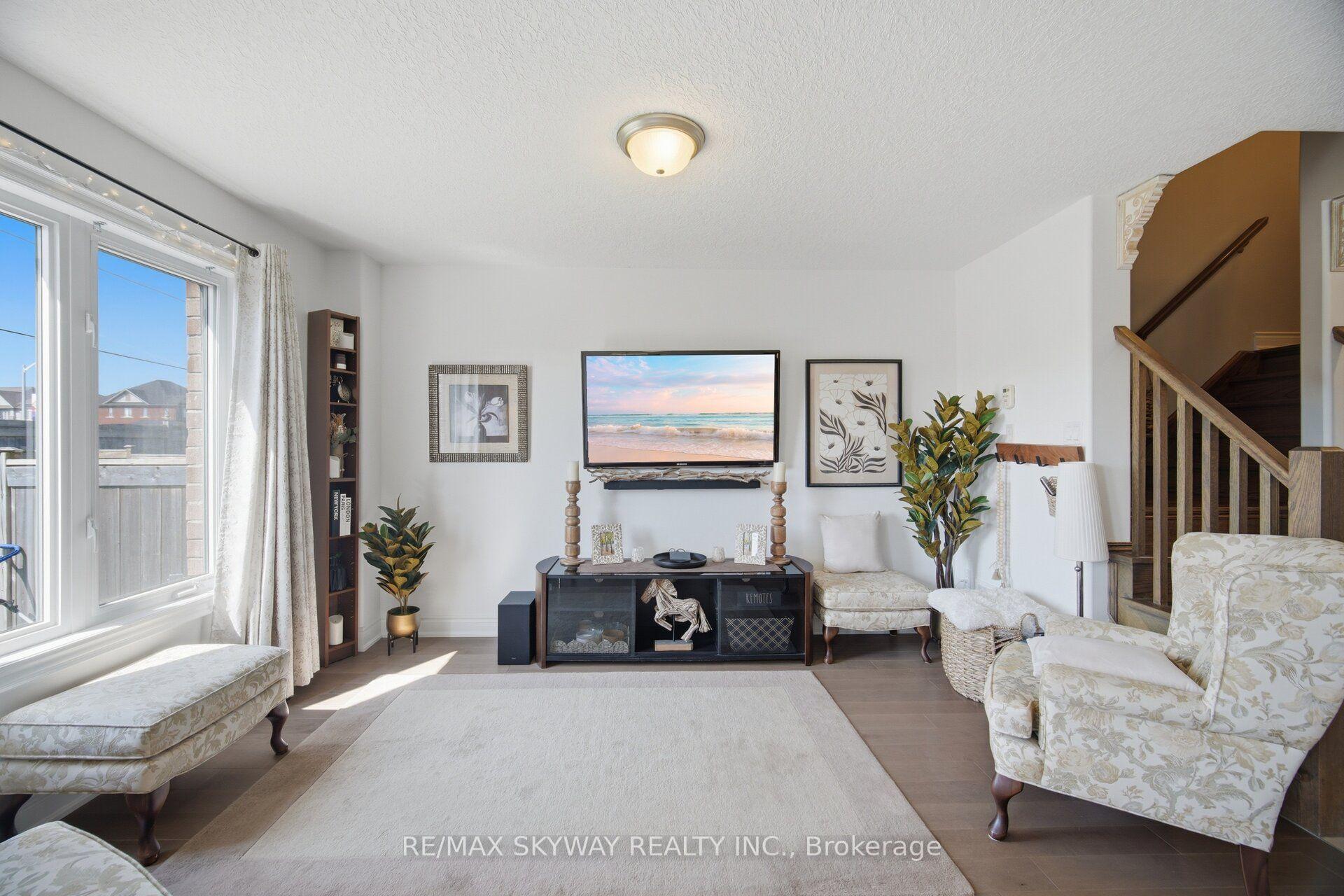 Photo 17 of 69 Nathan Crescent, Barrie, Painswick South — HOMEH
