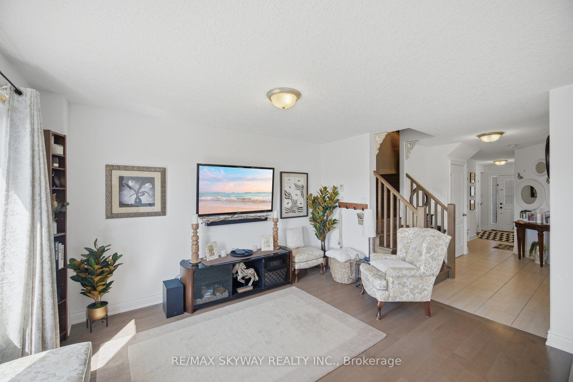 Photo 18 of 69 Nathan Crescent, Barrie, Painswick South — HOMEH
