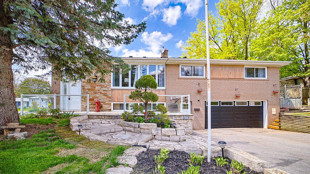 Front of 689 Sunnypoint Drive