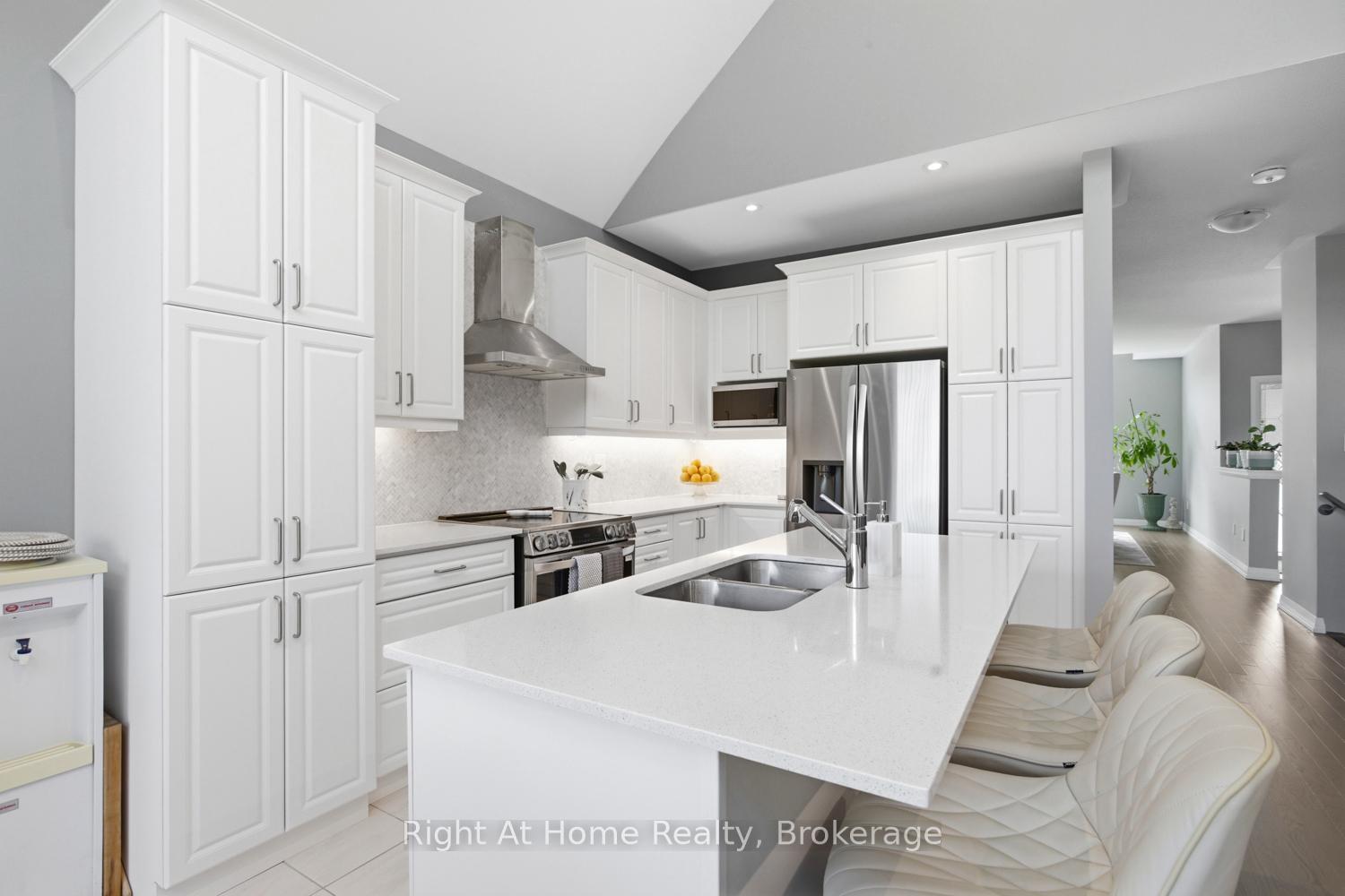 Photo 9 of 46 Holtby Court E, Scugog, Port Perry — HOMEH