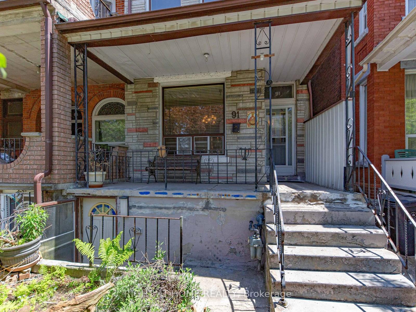 Photo 3 of 91 Borden Street, Toronto, University — HOMEH