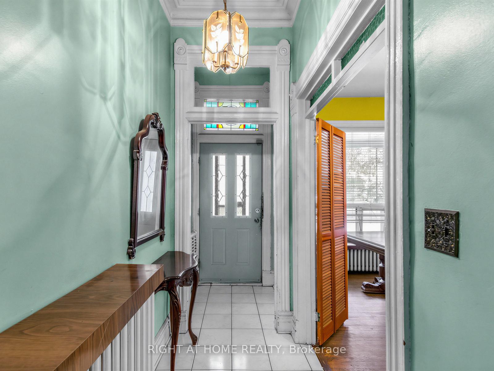 Photo 5 of 91 Borden Street, Toronto, University — HOMEH