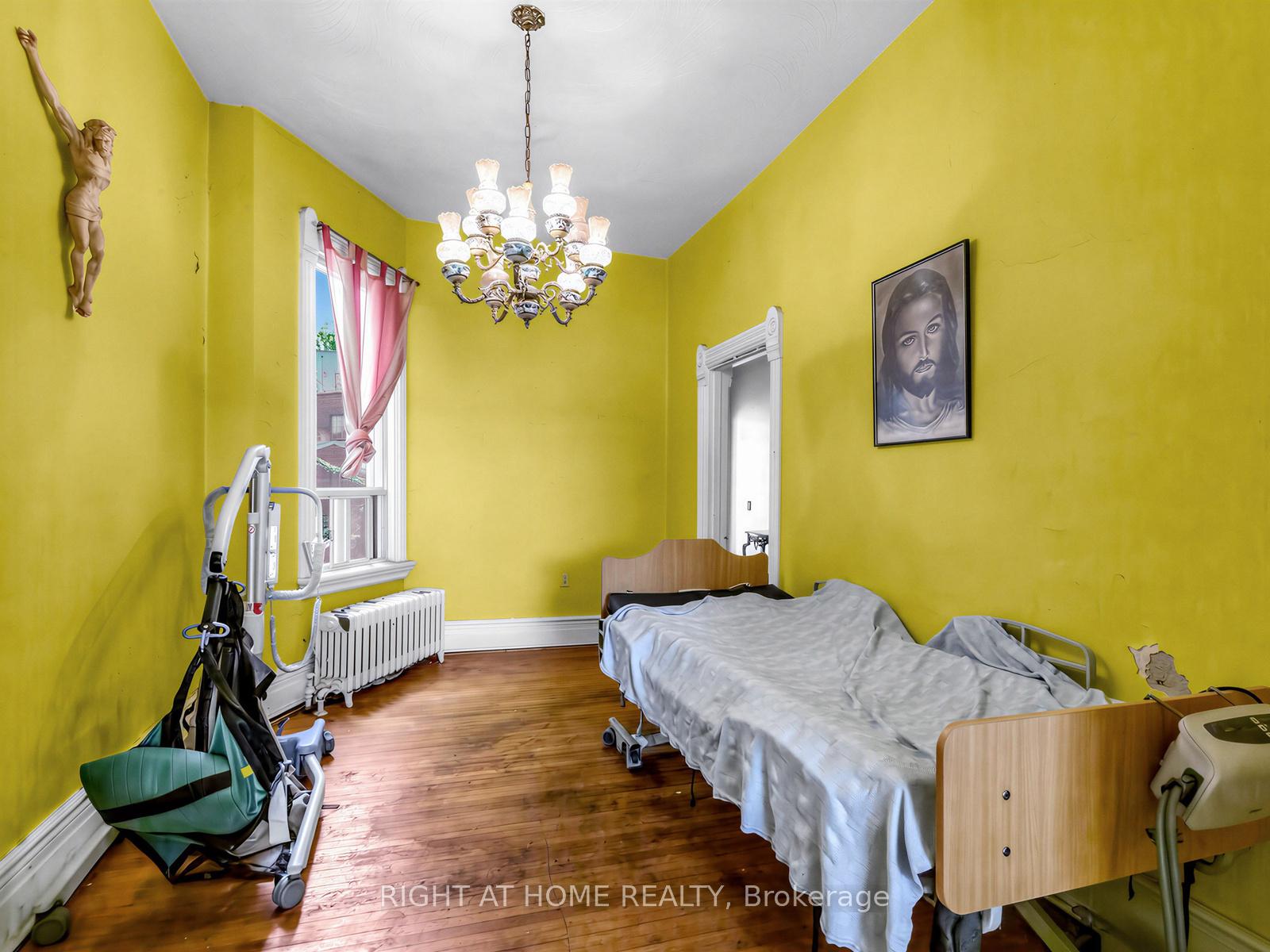 Photo 11 of 91 Borden Street, Toronto, University — HOMEH
