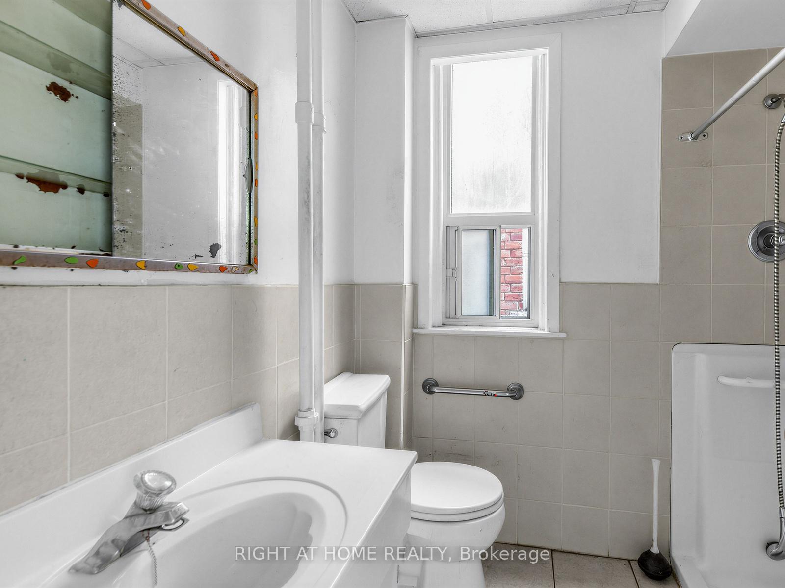 Photo 12 of 91 Borden Street, Toronto, University — HOMEH