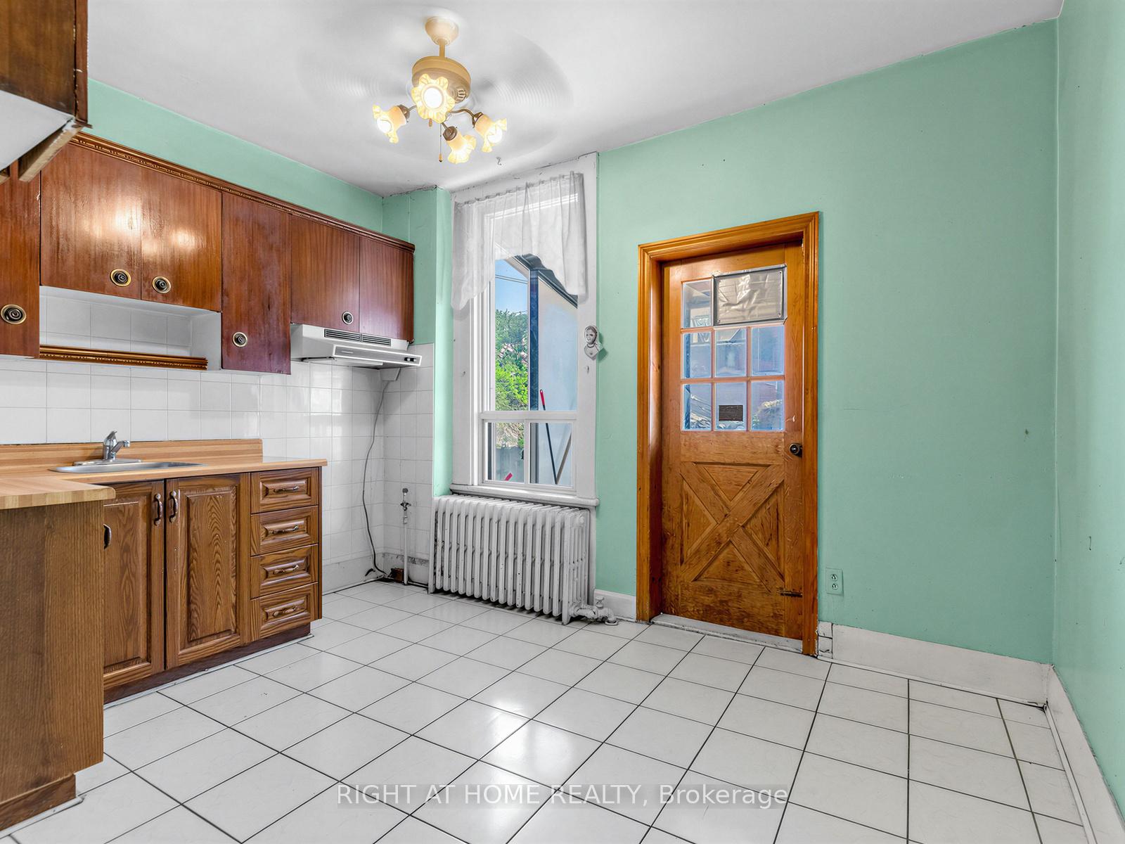 Photo 13 of 91 Borden Street, Toronto, University — HOMEH