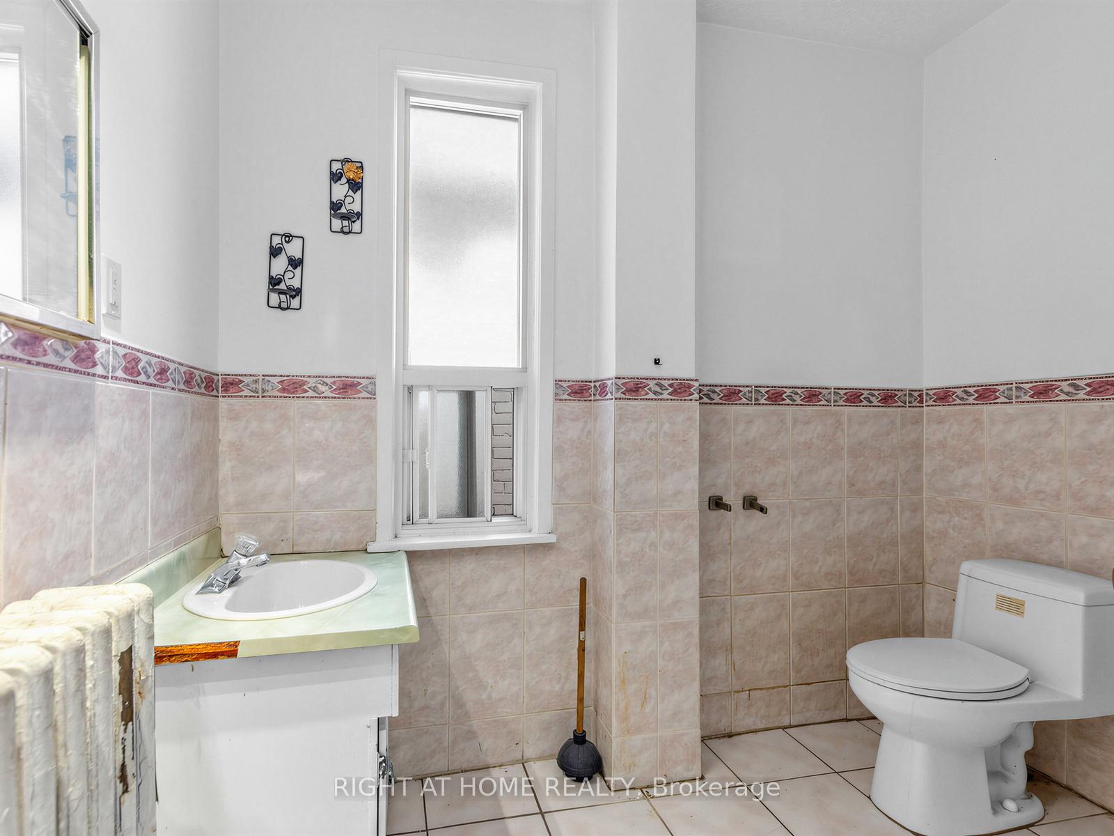 Photo 20 of 91 Borden Street, Toronto, University — HOMEH