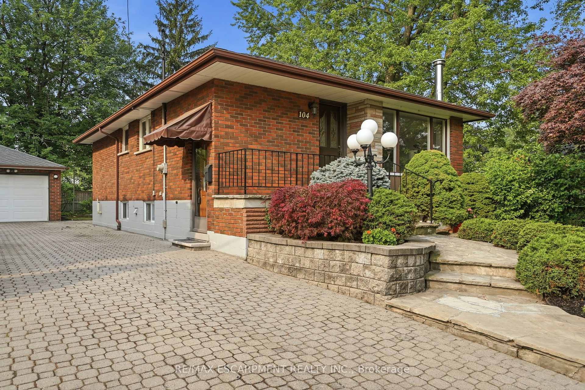 Photo 3 of 104 Dallas Avenue, Hamilton, Macassa — HOMEH