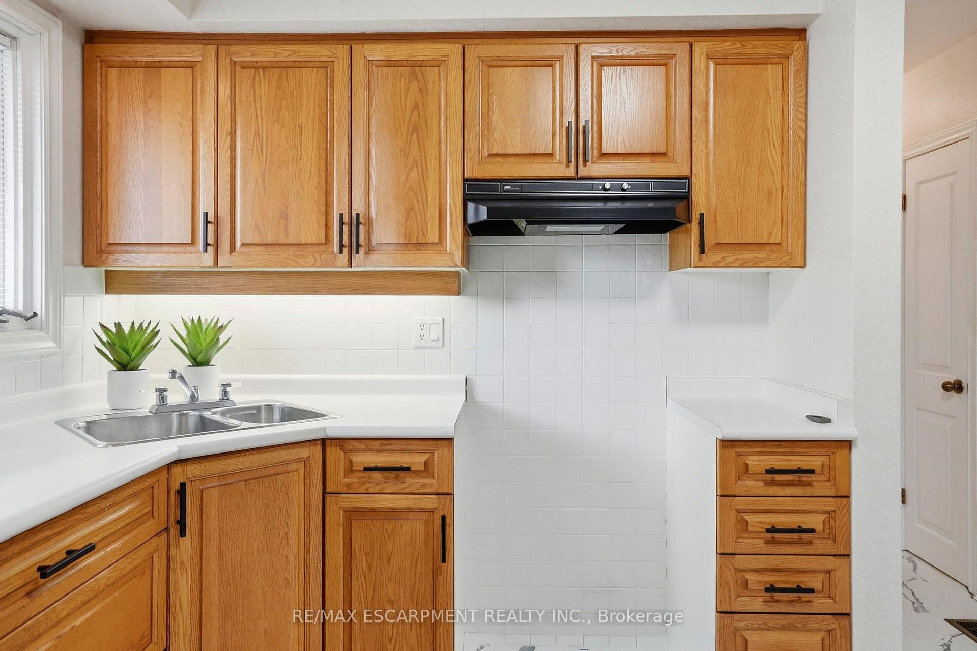 Photo 12 of 104 Dallas Avenue, Hamilton, Macassa — HOMEH