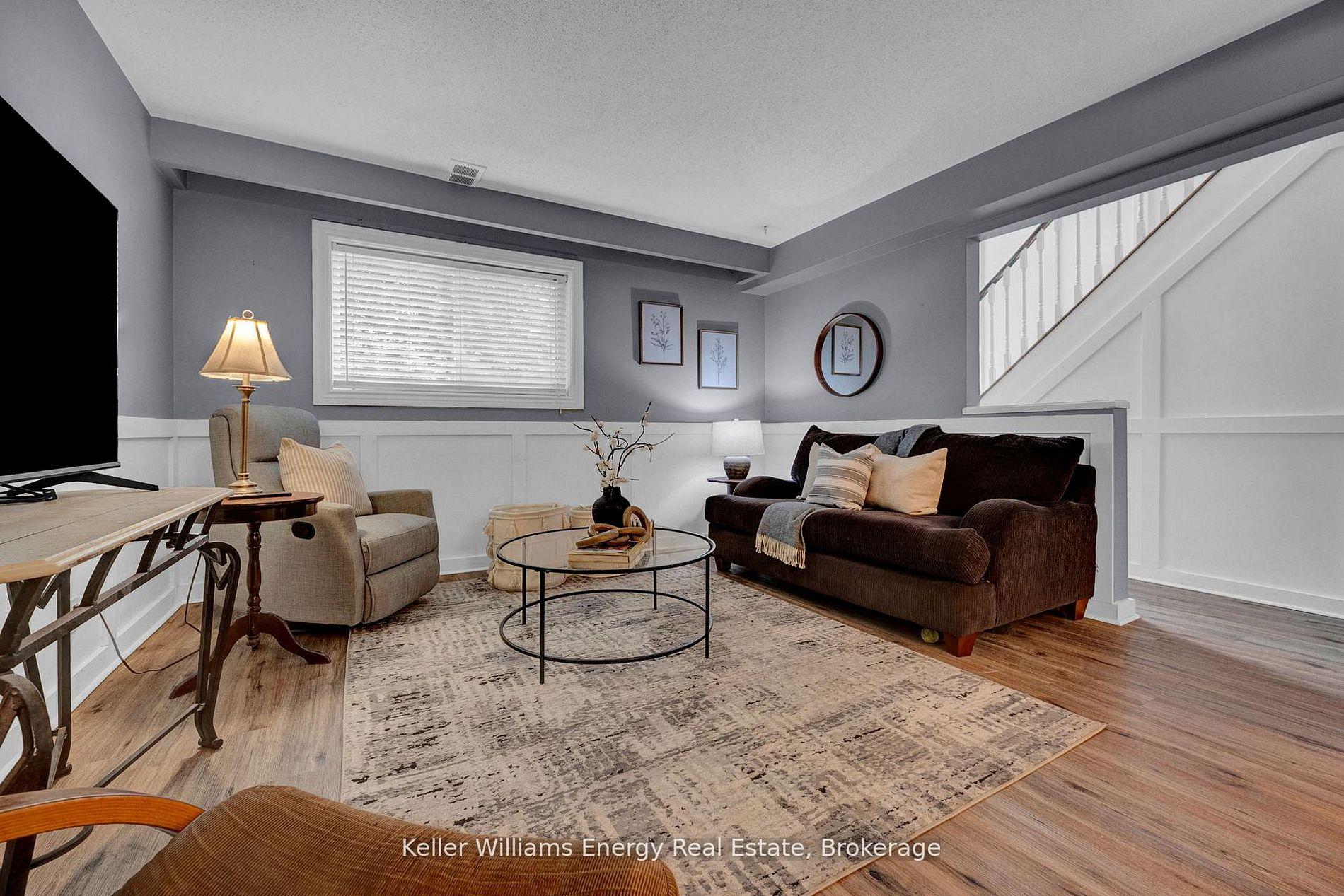 Photo 3 of 906 Centre Street N, Whitby, Williamsburg — HOMEH