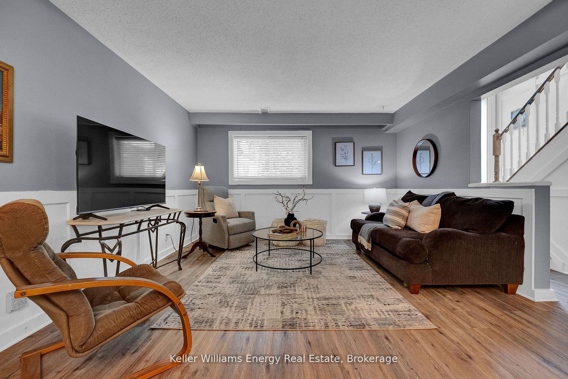 Photo 4 of 906 Centre Street N, Whitby, Williamsburg — HOMEH