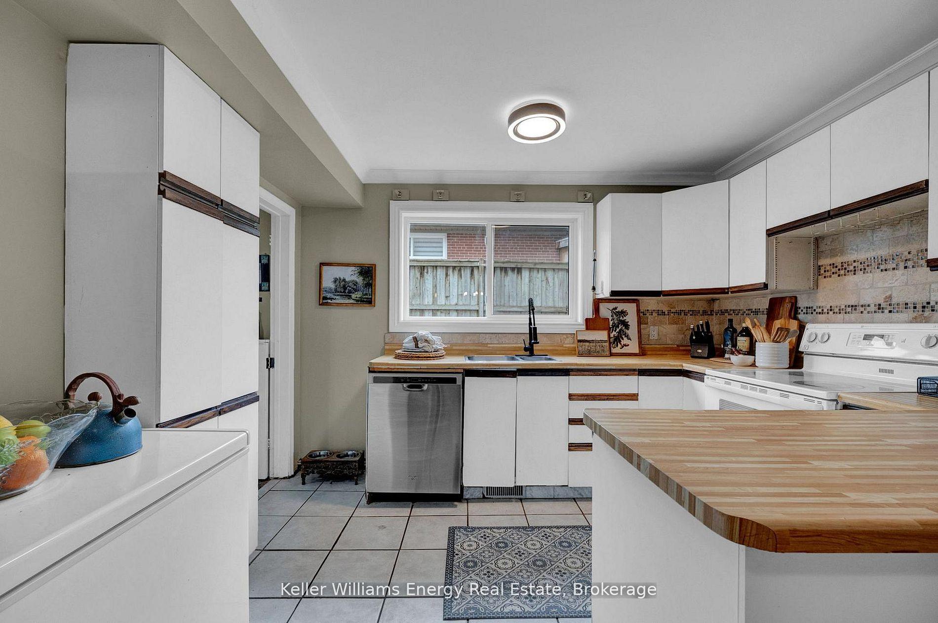 Photo 10 of 906 Centre Street N, Whitby, Williamsburg — HOMEH