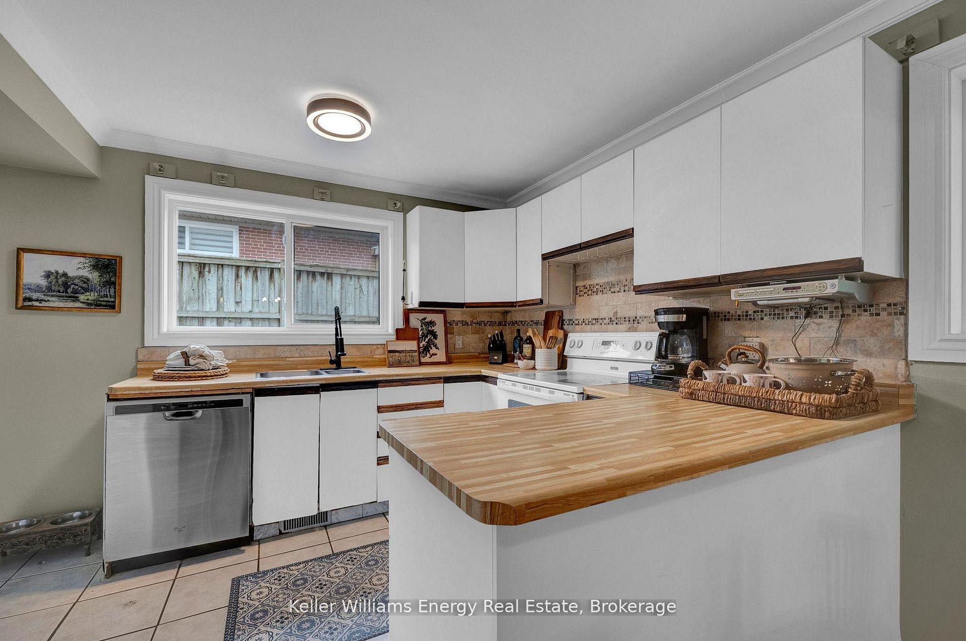 Photo 11 of 906 Centre Street N, Whitby, Williamsburg — HOMEH