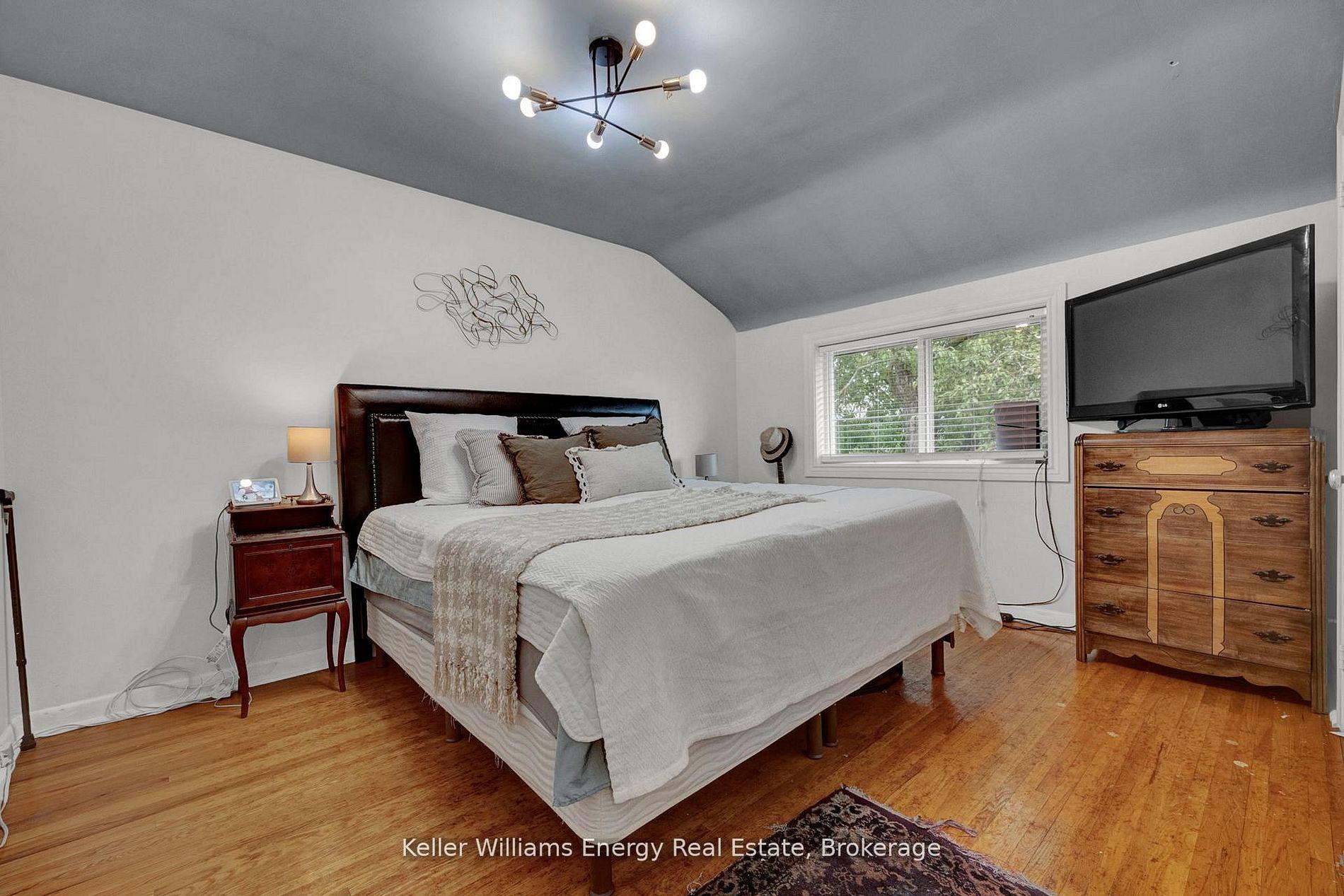 Photo 13 of 906 Centre Street N, Whitby, Williamsburg — HOMEH