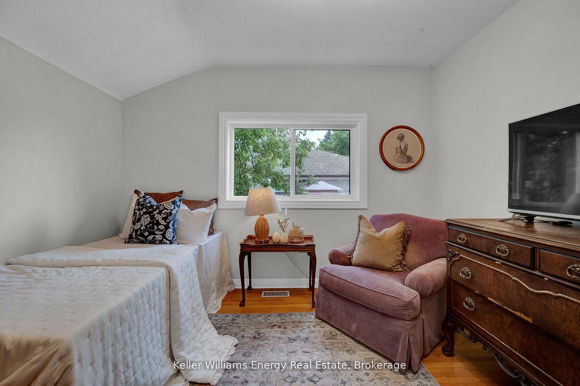 Photo 14 of 906 Centre Street N, Whitby, Williamsburg — HOMEH