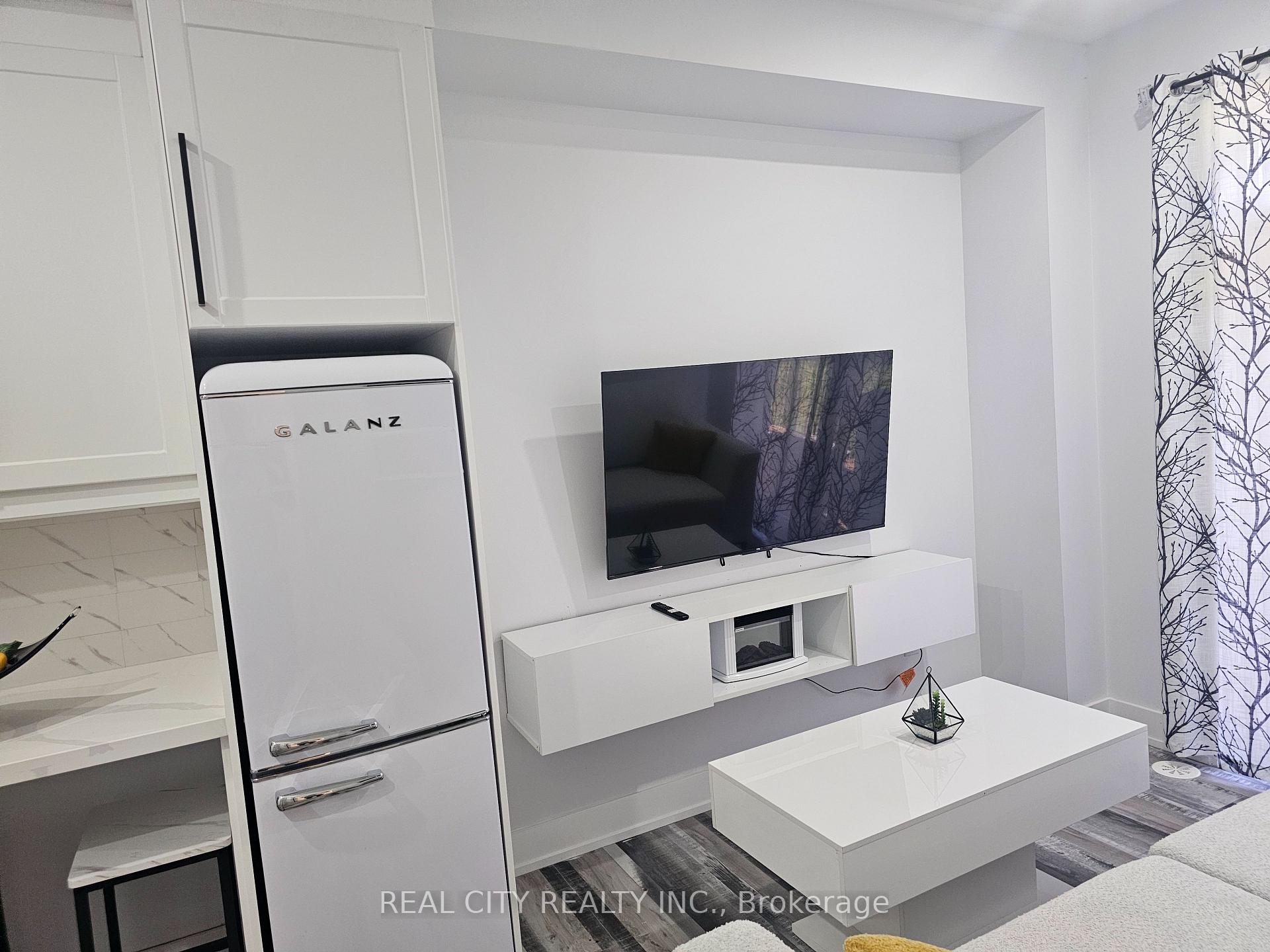 Photo 4 of 135 Farooq Boulevard, Vaughan, Vellore Village — HOMEH