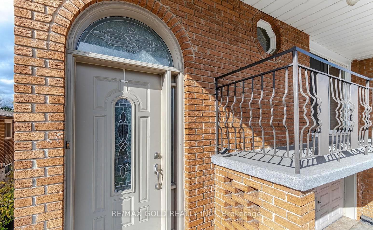 Photo 3 of 68 Prouse Drive, Brampton, Brampton North — HOMEH