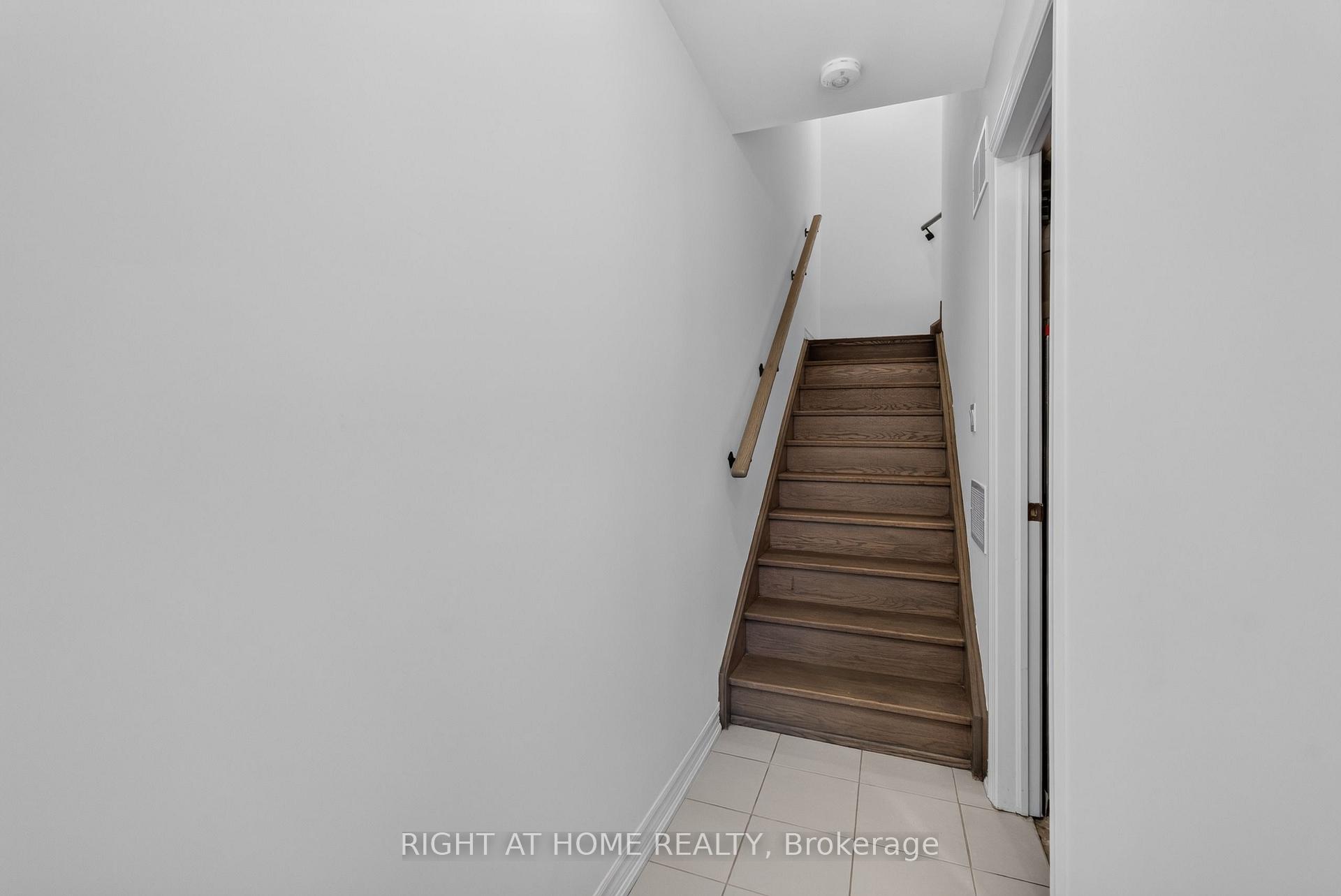 Photo 5 of 9 Silo Mews, Barrie, Rural Barrie Southeast — HOMEH