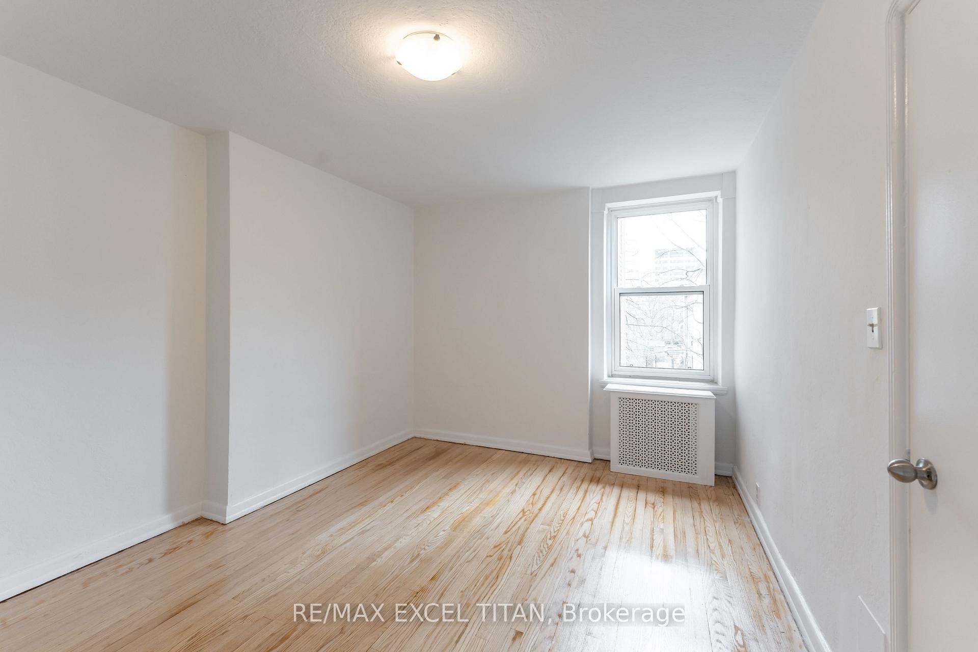 Photo 6 of Unit 35, 8 Mallory Gardens, Toronto, Yonge-St. Clair — HOMEH