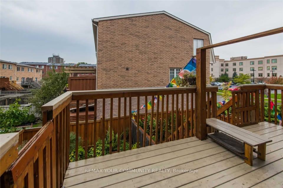 Photo 2 of 98 John Bell Crescent, Scarborough, Clairlea-Birchmount — HOMEH