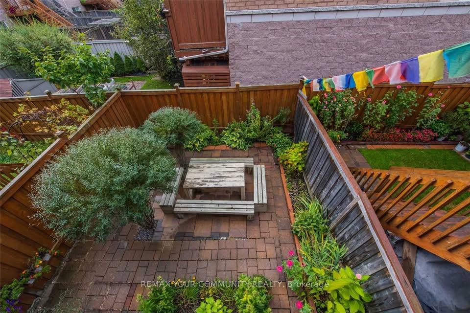 Photo 3 of 98 John Bell Crescent, Scarborough, Clairlea-Birchmount — HOMEH