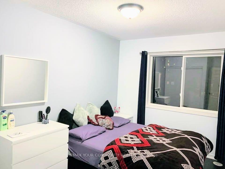 Photo 11 of 98 John Bell Crescent, Scarborough, Clairlea-Birchmount — HOMEH
