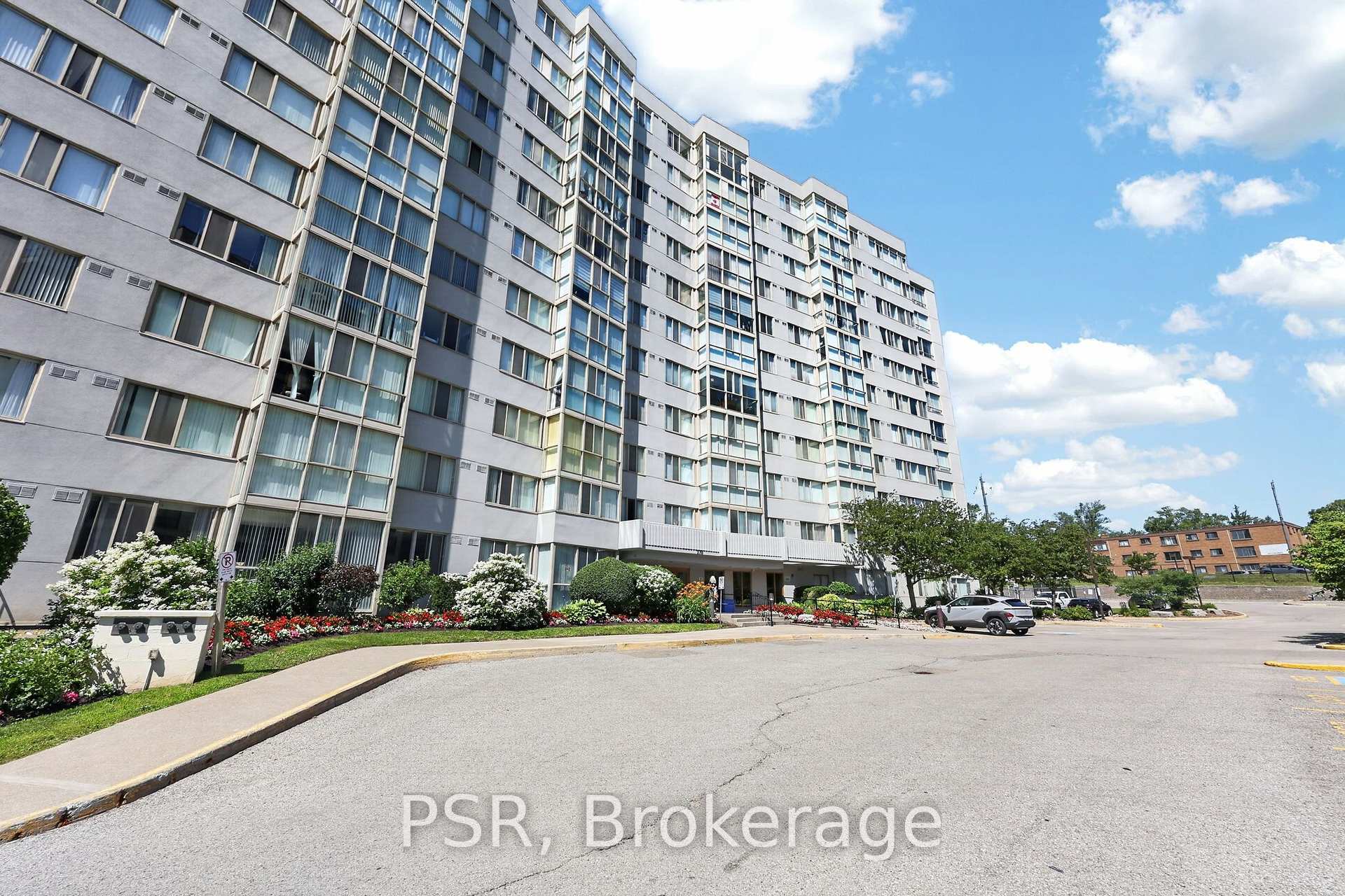 Photo 2 of Unit 806, 270 Davis Drive, Newmarket, Central Newmarket — HOMEH